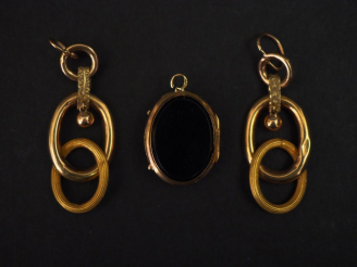 Vente aux enchères Paire de pendants d'oreilles Napoléon III en or jaune, à décor de cerc