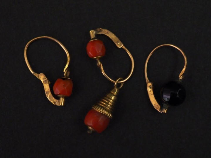 Paire de perce-oreilles Napoléon III en or jaune et perles de corail d