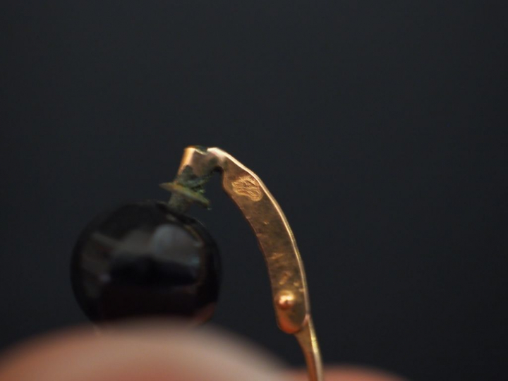 Paire de perce-oreilles Napoléon III en or jaune et perles de corail d