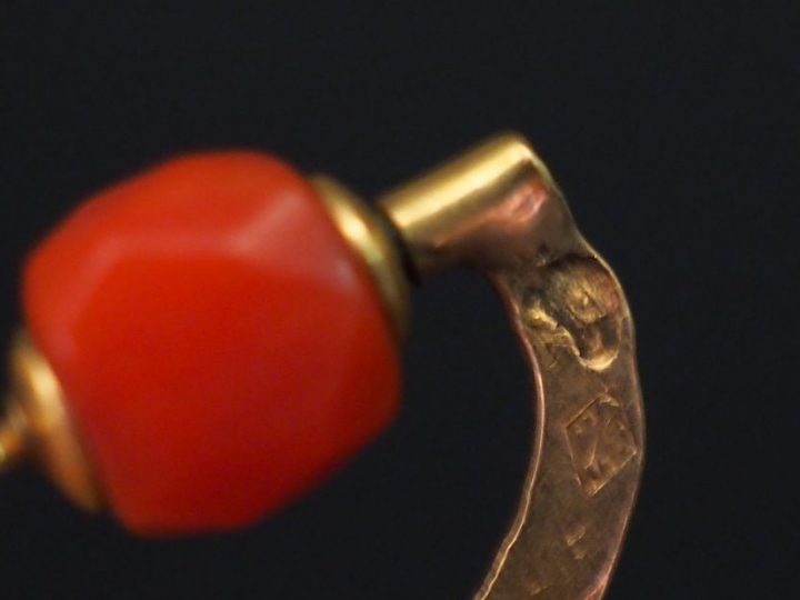 Paire de perce-oreilles Napoléon III en or jaune et perles de corail d