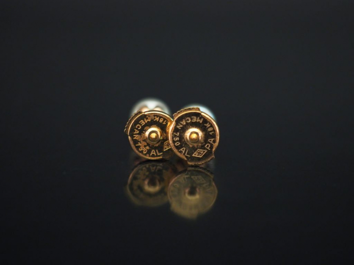 Paire de puces d'oreilles en or jaune, serties d'une perle blanche bar