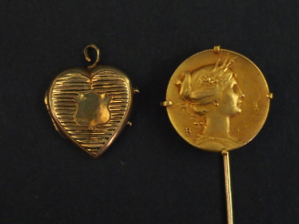 Vente aux enchères Ensemble comprenant :  - un petit pendentif porte-photo Napoléon III e