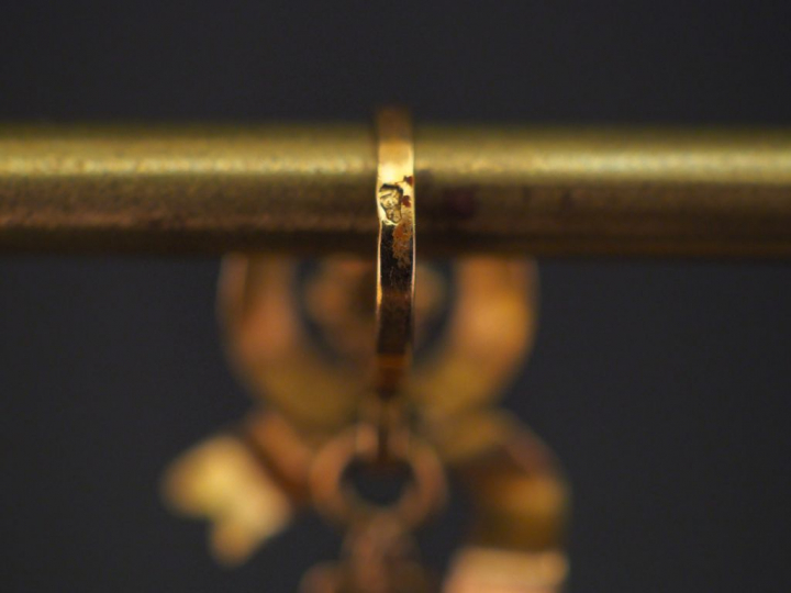 Pendentif Napoléon III en forme de croix en or jaune, émail noir et pe