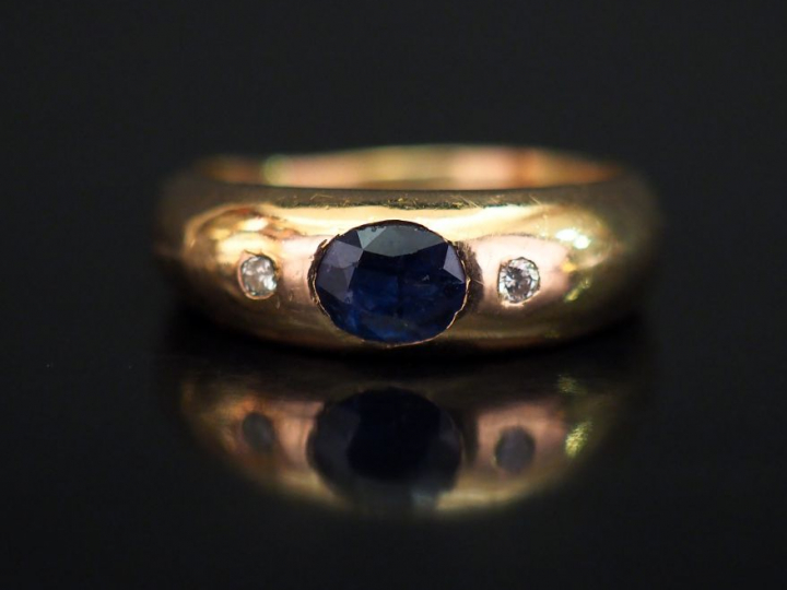 Bague jonc en or jaune 14k, sertie en son centre d’une pierre bleue ép