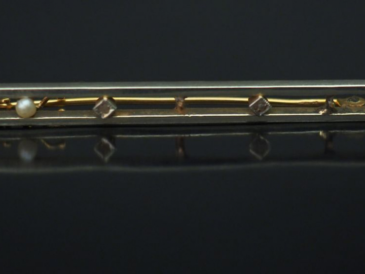 Petite broche barrette en or jaune et or blanc, sertie de petits éclat