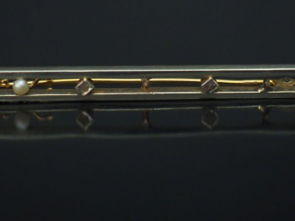 Vente aux enchères Petite broche barrette en or jaune et or blanc, sertie de petits éclat