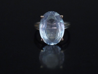 Vente aux enchères Bague en or blanc, sertie en son centre d'un quartz bleu ciel.  TDD. 5