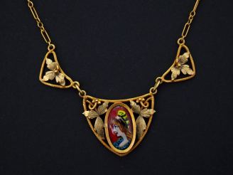 Vente aux enchères Collier de style Art Nouveau en or jaune, orné de trois maillons ajour