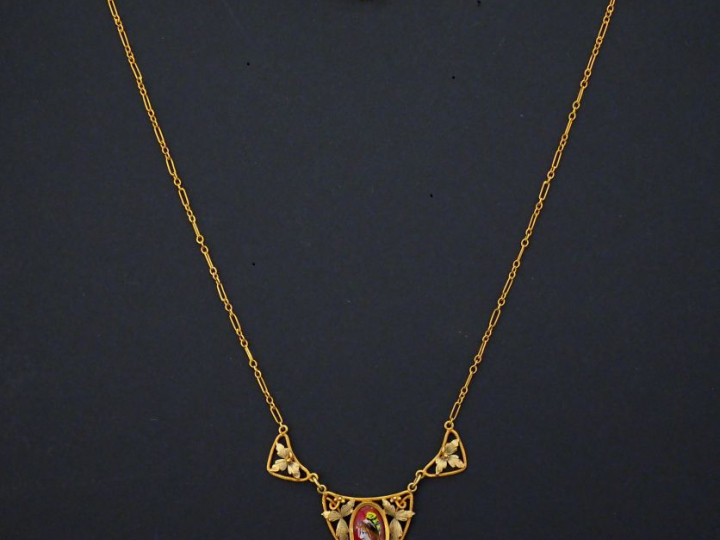 Collier de style Art Nouveau en or jaune, orné de trois maillons ajour