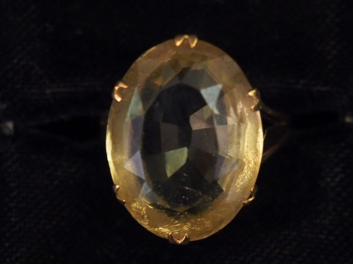 Bague en or jaune, sertie en son centre d'un quartz de forme ovale. TD