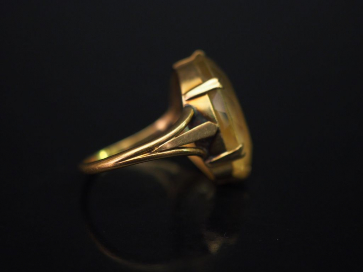 Bague en or jaune, sertie en son centre d'un quartz de forme ovale. TD