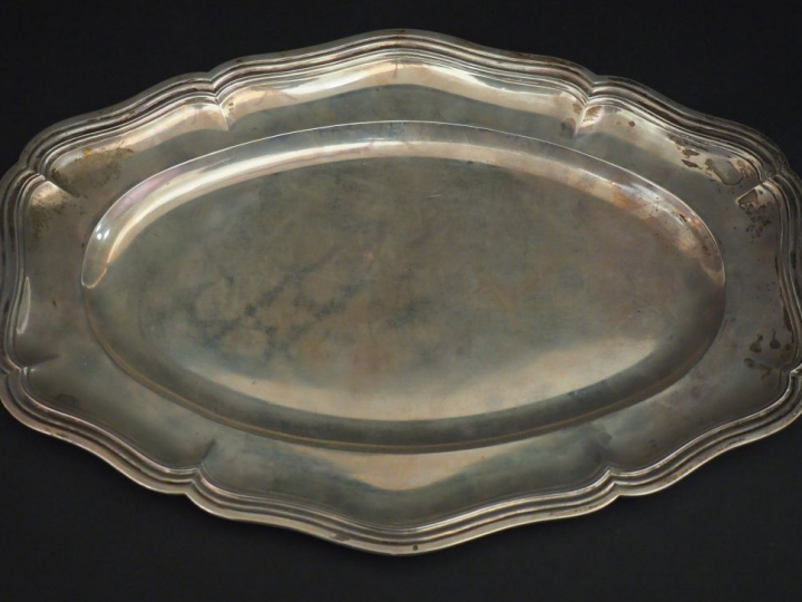 Plat ovale de style Louis XV en argent, poinçon Minerve, modèle à file