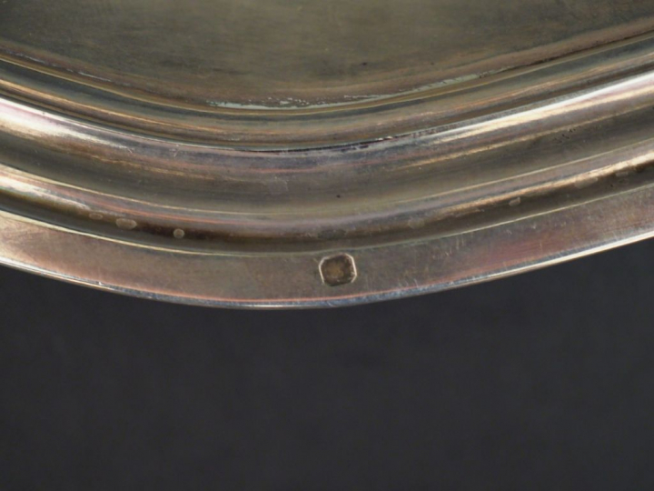 Plat ovale de style Louis XV en argent, poinçon Minerve, modèle à file