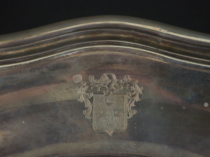 Plat creux de style Louis XV en argent, poinçon Minerve, modèle à file