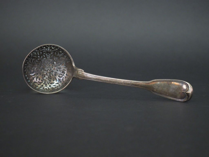 Cuillère à saupoudrer XVIIIème en argent, modèle à filet. Monogrammée.