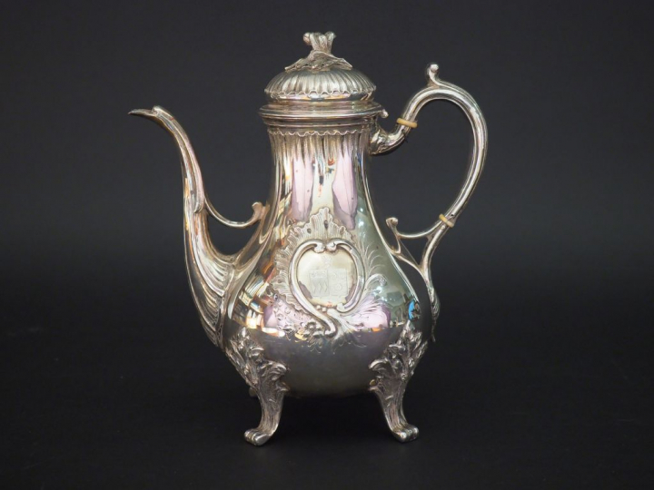 Théière de style rocaille en argent, poinçon Minerve, à décor de carto