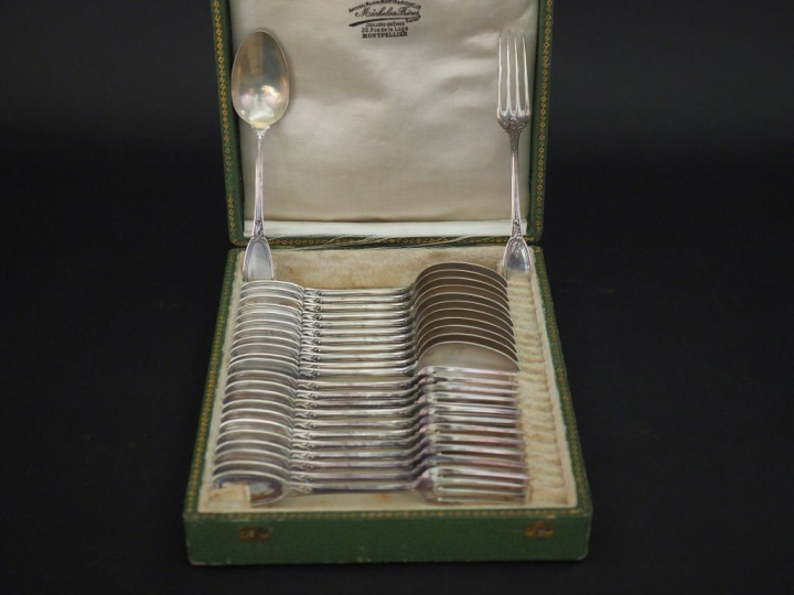 Suite de douze couverts à entremets en argent, poinçon Minerve, modèle