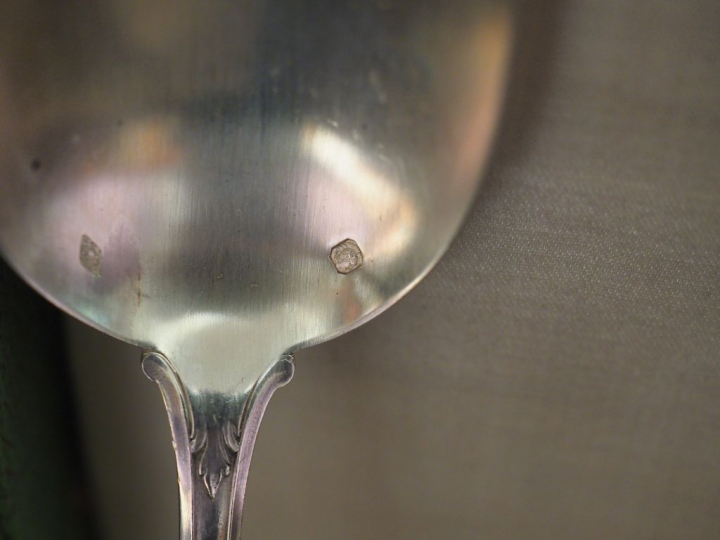 Suite de douze couverts à entremets en argent, poinçon Minerve, modèle