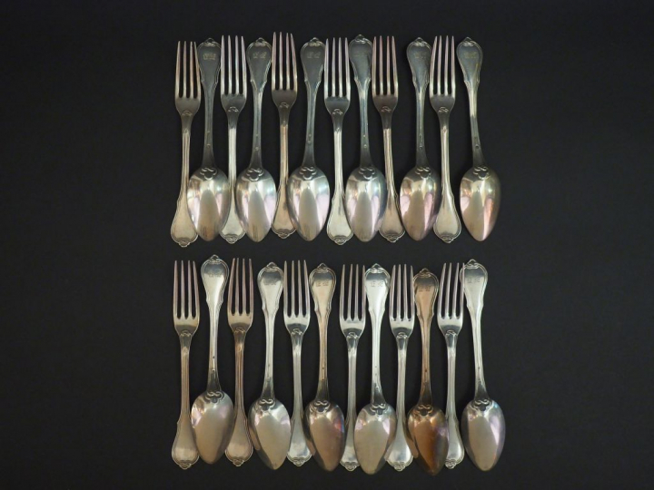 Suite de douze couverts à entremets de style Louis XV en argent, poinç