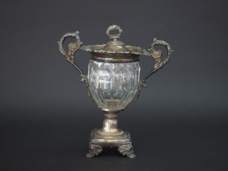 Vente aux enchères Drageoir Restauration en argent, poinçon Minerve, et cristal, à décor 