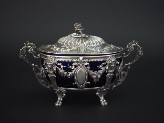 Vente aux enchères Sucrier Napoléon III de style Louis XVI en argent, poinçon Minerve, à 