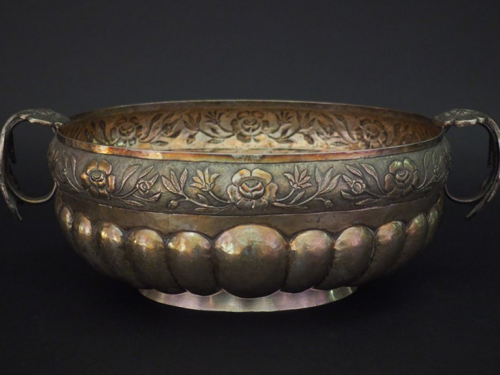 Grande coupe en argent 90, à décor de godrons et frise de fleurs.  Ans