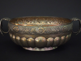 Vente aux enchères Grande coupe en argent 90, à décor de godrons et frise de fleurs.  Ans