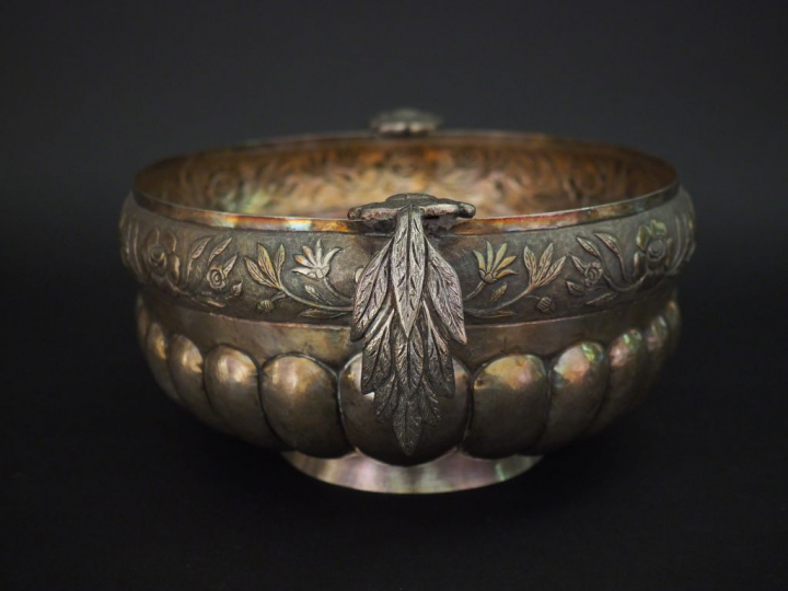 Grande coupe en argent 90, à décor de godrons et frise de fleurs.  Ans