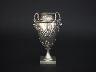Vente aux enchères Vase de style Louis XVI en argent, à décor de guirlande de pampres et 