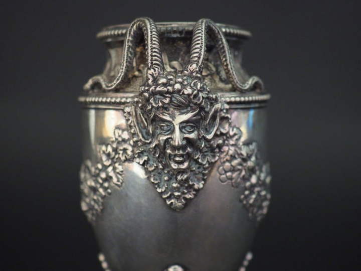 Vase de style Louis XVI en argent, à décor de guirlande de pampres et 