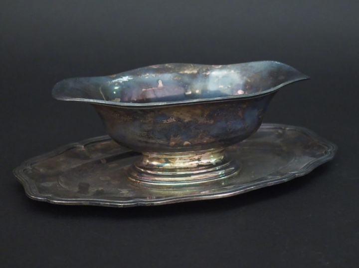 Saucière de style Louis XV en argent, poinçon Minerve, modèle à filets