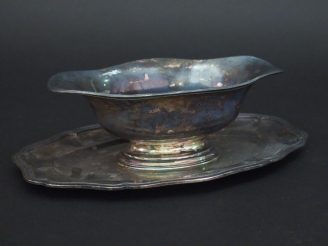 Vente aux enchères Saucière de style Louis XV en argent, poinçon Minerve, modèle à filets
