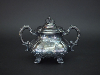 Vente aux enchères Sucrier Napoléon III en argent, poinçon Minerve, à décor de fleurs, ri