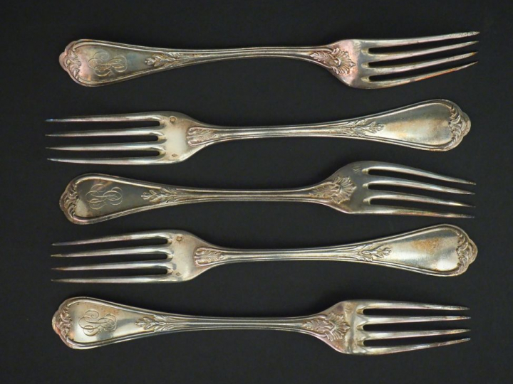 Suite de cinq grandes fourchettes en argent, poinçon Minerve, modèle f