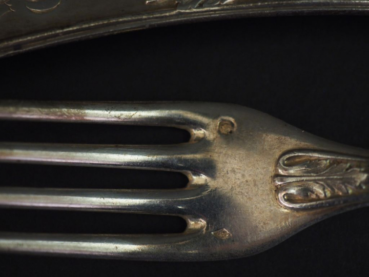 Suite de cinq grandes fourchettes en argent, poinçon Minerve, modèle f