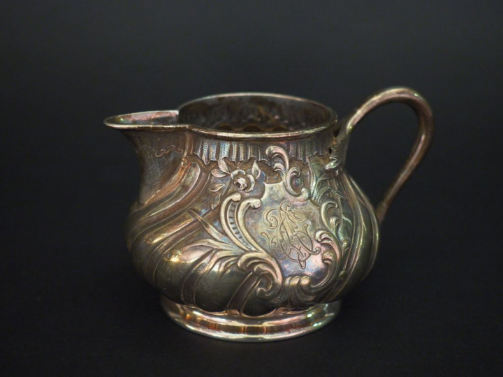 Pot à lait de style rocaille en argent, poinçon Minerve, à décor de co