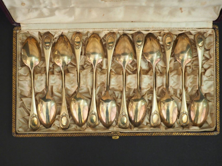 Suite de douze petites cuillères de style Louis XVI en vermeil, poinço