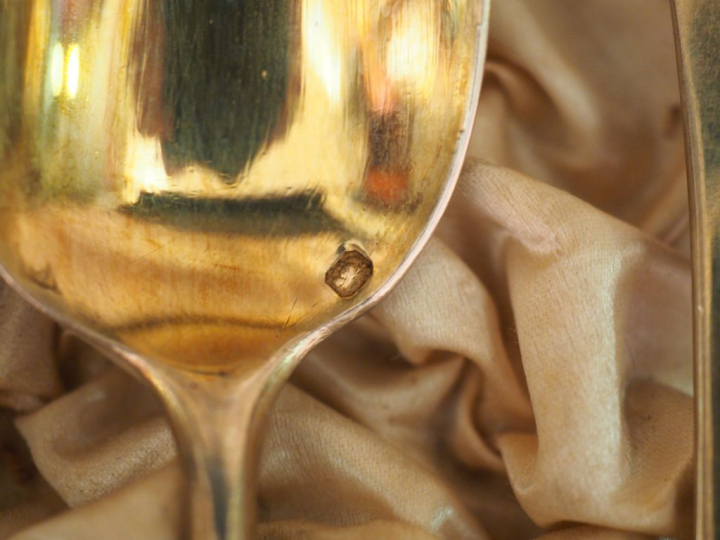Suite de douze petites cuillères de style Louis XVI en vermeil, poinço