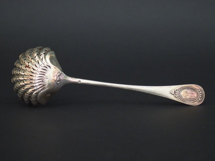 Cuillère à saupoudrer de style Louis XVI en argent, poinçon Minerve, à