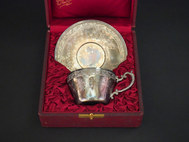 Tasse et sa sous-tasse Napoléon III en argent, poinçon Minerve, à déco