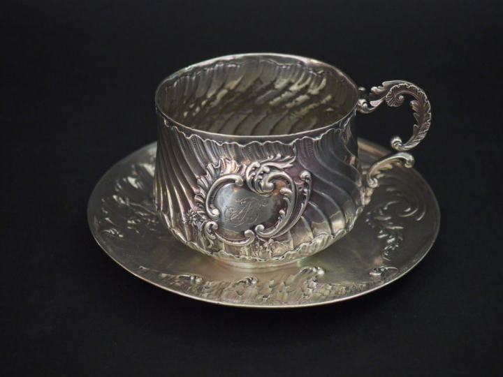 Tasse et sa sous-tasse Napoléon III de style rocaille en argent, poinç