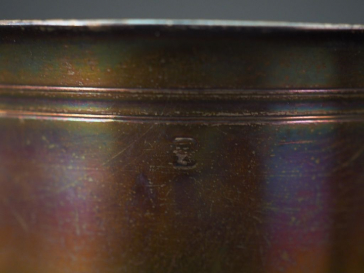 Ensemble comprenant :  - une timbale en argent lisse, poinçon Minerve.