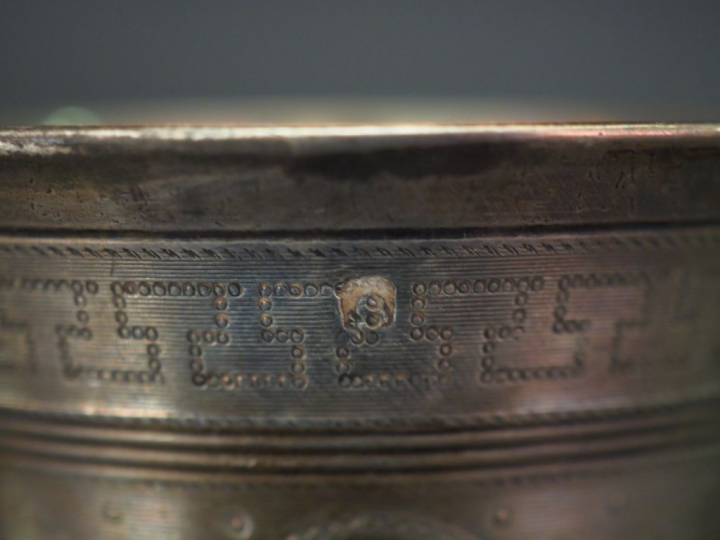 Ensemble comprenant :  - une timbale en argent lisse, poinçon Minerve.