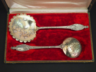 Vente aux enchères Pelle à fraise et cuillère à saupoudrer assorties en argent et vermeil