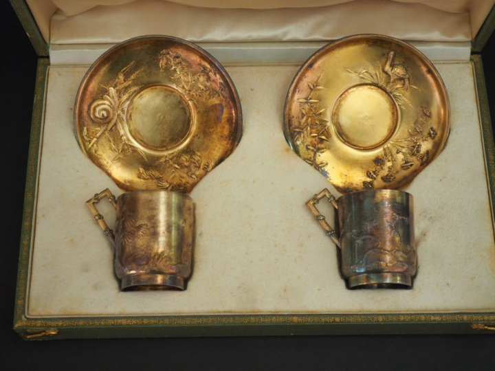 Paire de tasses et leur sous-tasse de style Art Nouveau en vermeil, po