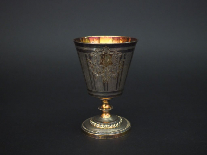 Petit calice en argent et vermeil, poinçon Minerve, à décor niellé de 