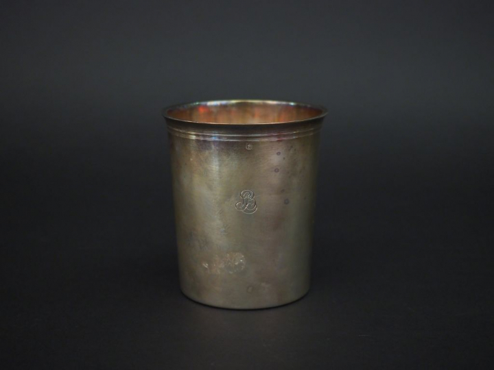 Grande timbale en argent lisse, poinçon Minerve à décor de monogramme.