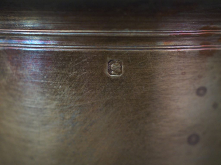 Grande timbale en argent lisse, poinçon Minerve à décor de monogramme.