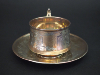 Vente aux enchères Tasse et sa sous-tasse en argent, poinçon Minerve, à décor de branchag