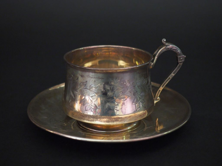 Tasse et sa sous-tasse en argent, poinçon Minerve, à décor de branchag